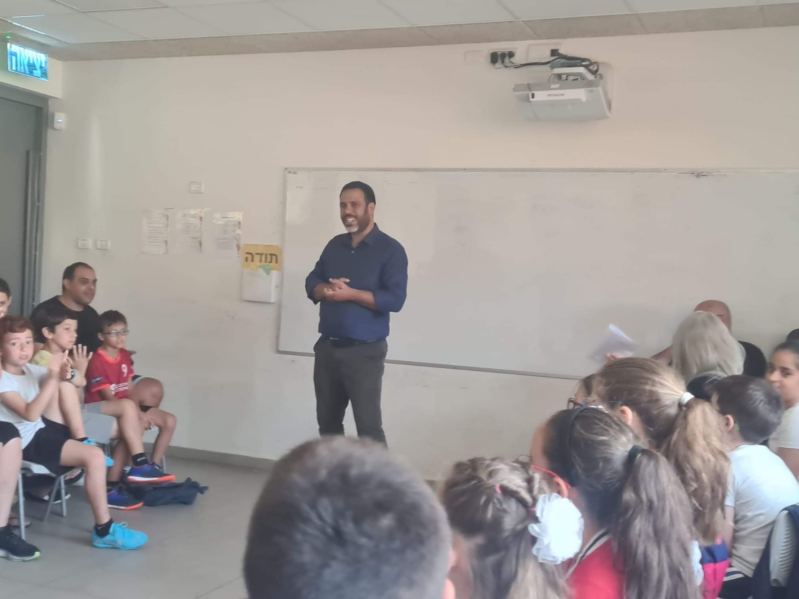 עמית שלום מעביר שיעור מול קהל ילדים